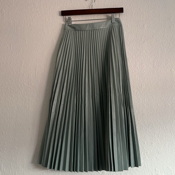 Faux leather green pleated midi skirt - Picture 3 of 3